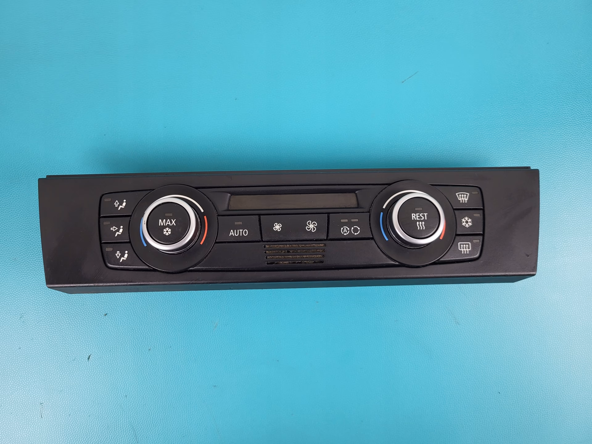 Gdzie w BMW E90 znajduje się czujnik temperatury wewnętrznej?