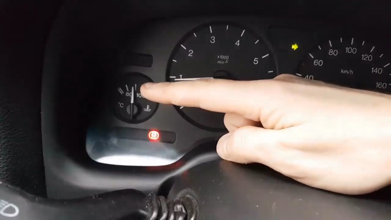 Jaka jest temperatura otwarcia termostatu w Peugeot 207?