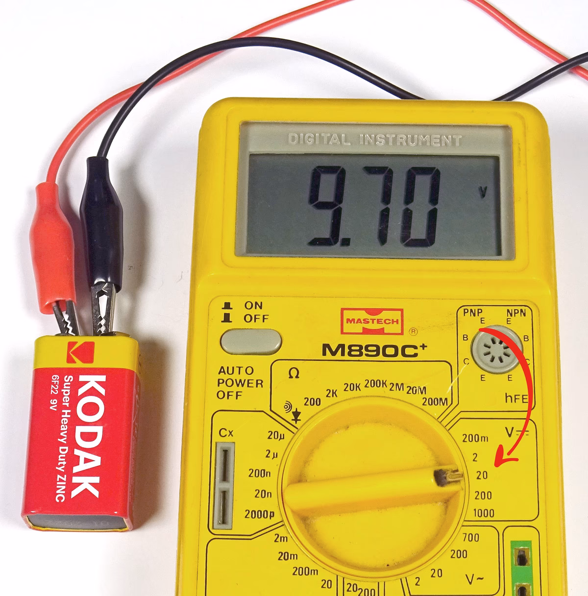 Jak podłączyć woltomierz 12V?