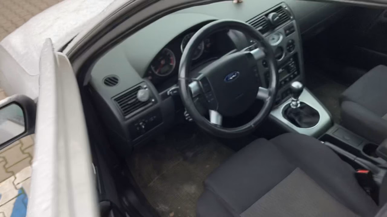 Gdzie znajduje się czujnik temperatury zewnętrznej w Fordzie Mondeo MK3?