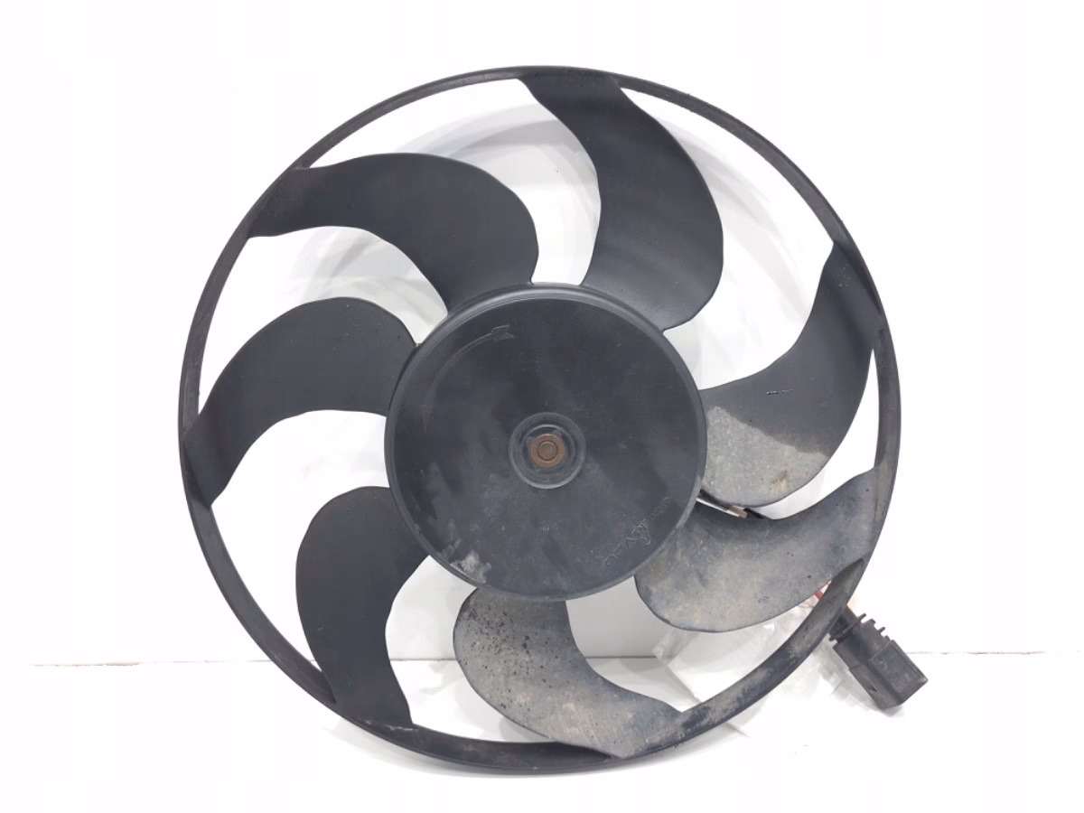 Czy przy włączonej klimatyzacji chodzi wentylator?