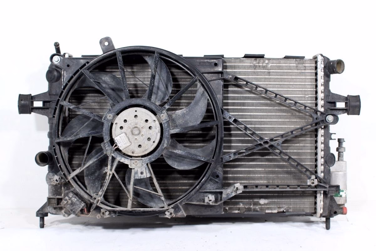 Przy jakiej temperaturze włącza się wentylator chłodnicy w Astrze J?