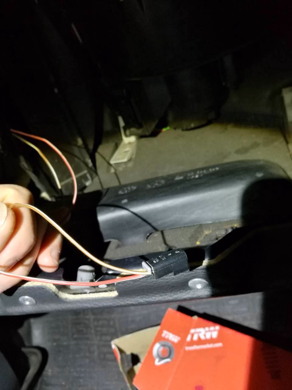 Gdzie jest przekaźnik klimatyzacji w Opel Astra G?