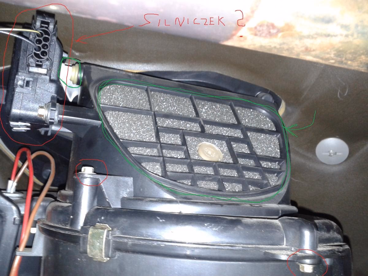 Gdzie jest przekaźnik wentylatora w Opel Astra G?