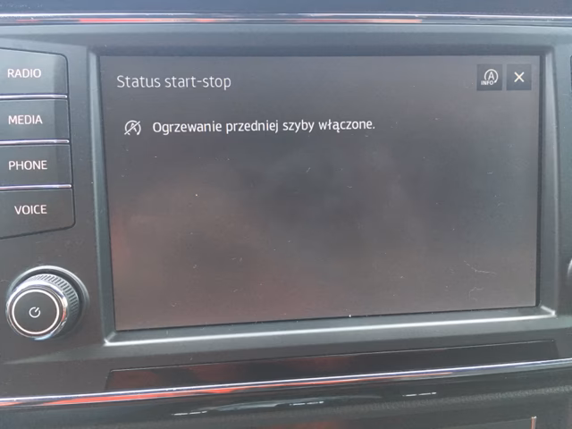 Jak włączyć podgrzewaną przednią szybę w fotelu Ateca?