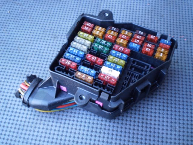 Gdzie znajduje się bezpiecznik od podgrzewania lusterek?