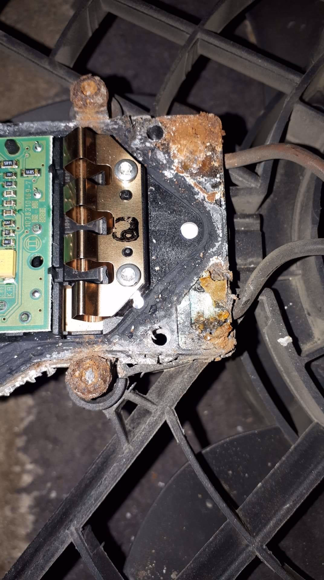 Dlaczego klimatyzacja w moim BMW dmucha tylko ciepłym powietrzem?