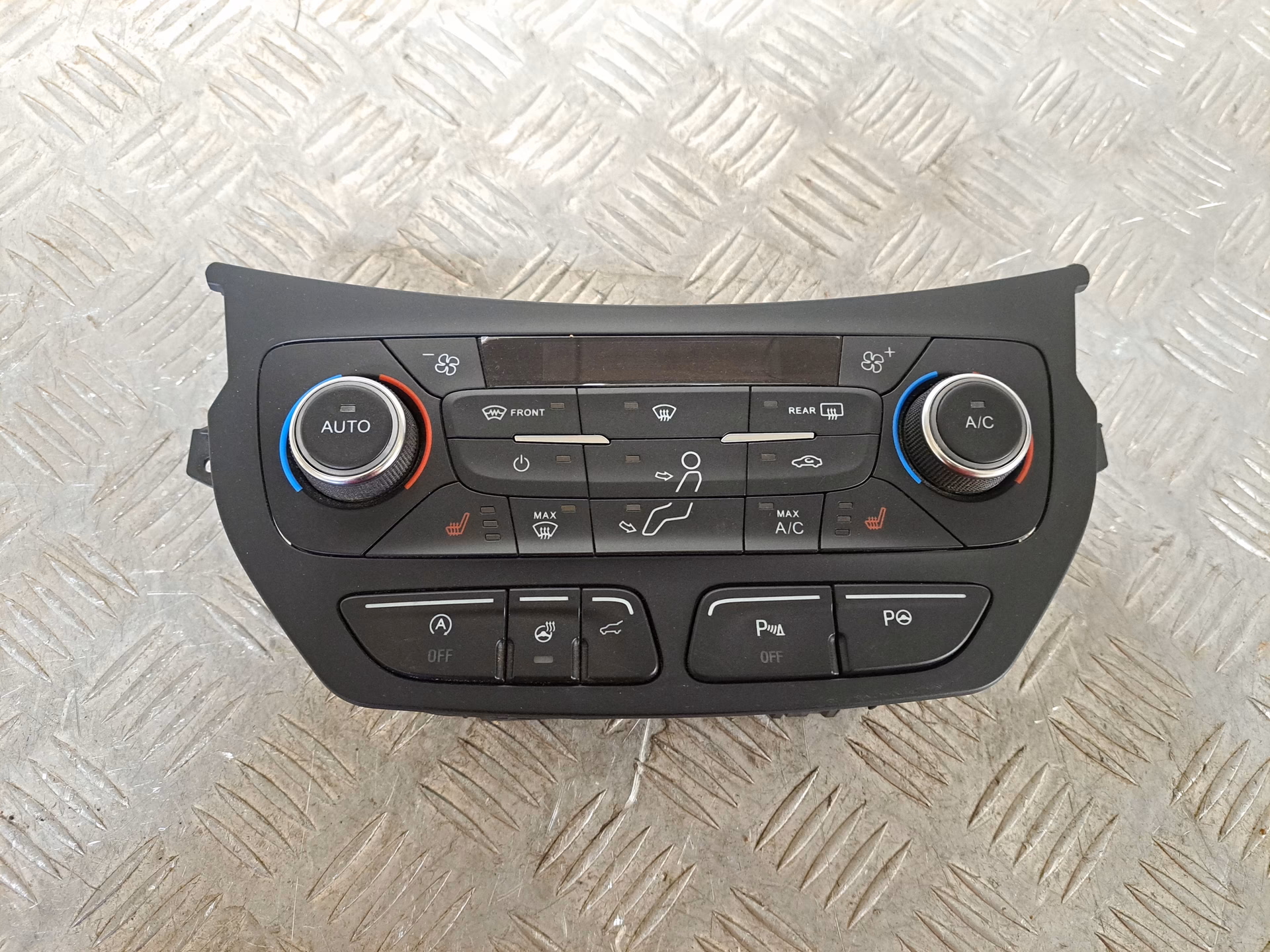 Czy Ford Kuga ma automatyczne zamykanie drzwi?