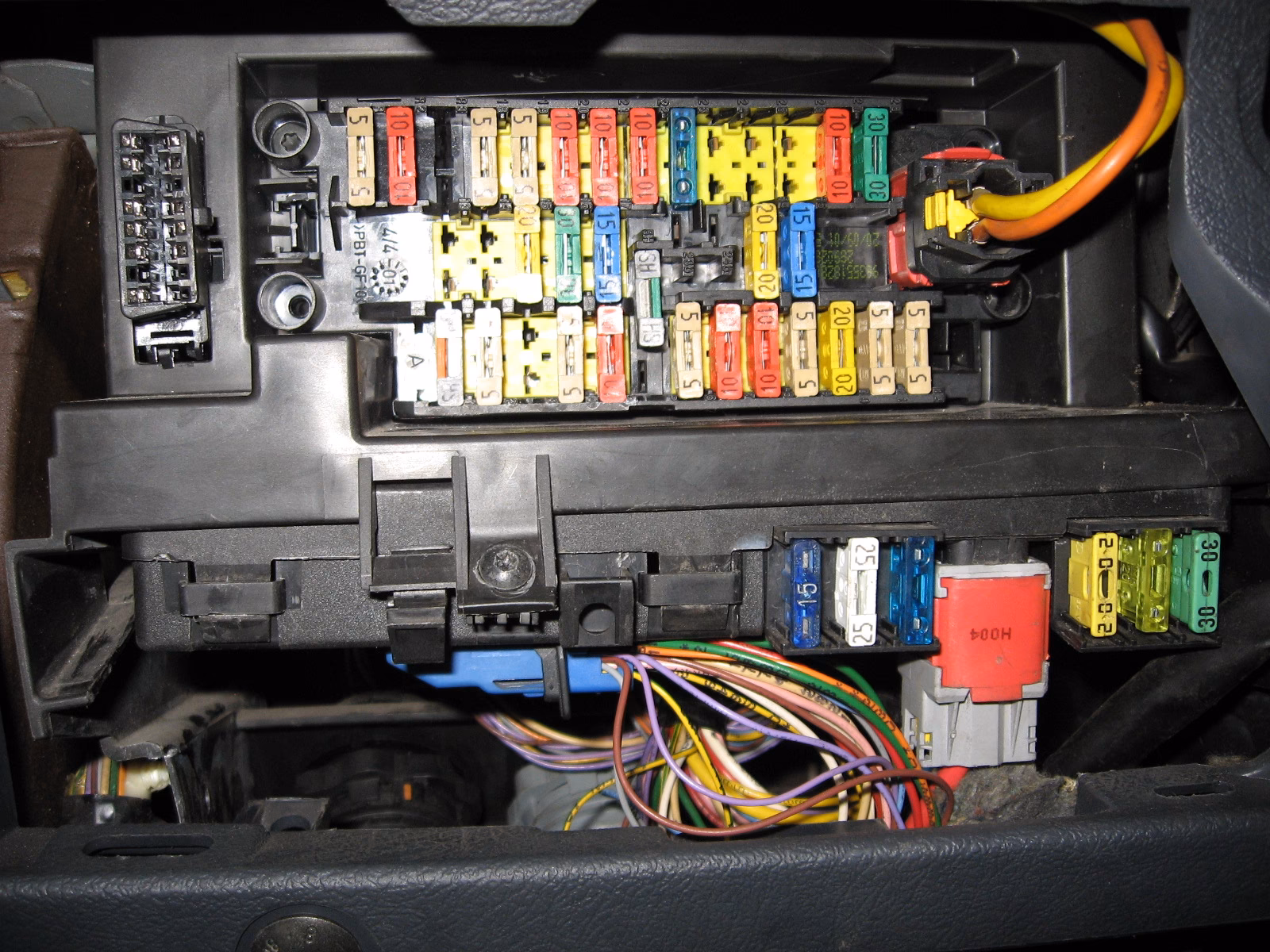 Gdzie jest bezpiecznik od nawiewu w Citroenie Berlingo?