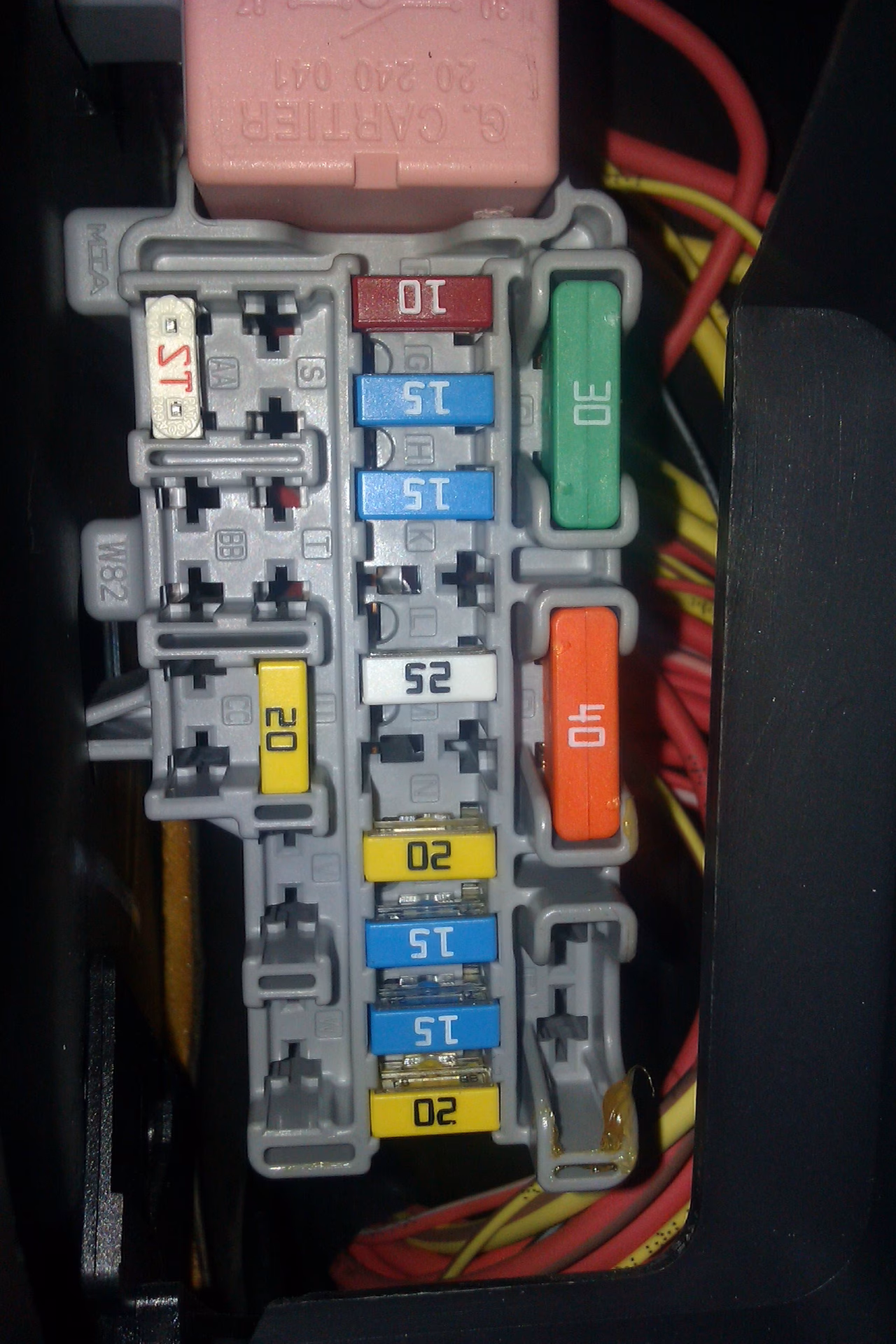 Gdzie jest bezpiecznik od nawiewu?