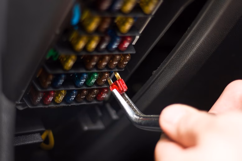 Czy bezpiecznik kontroluje ciepło w samochodzie?