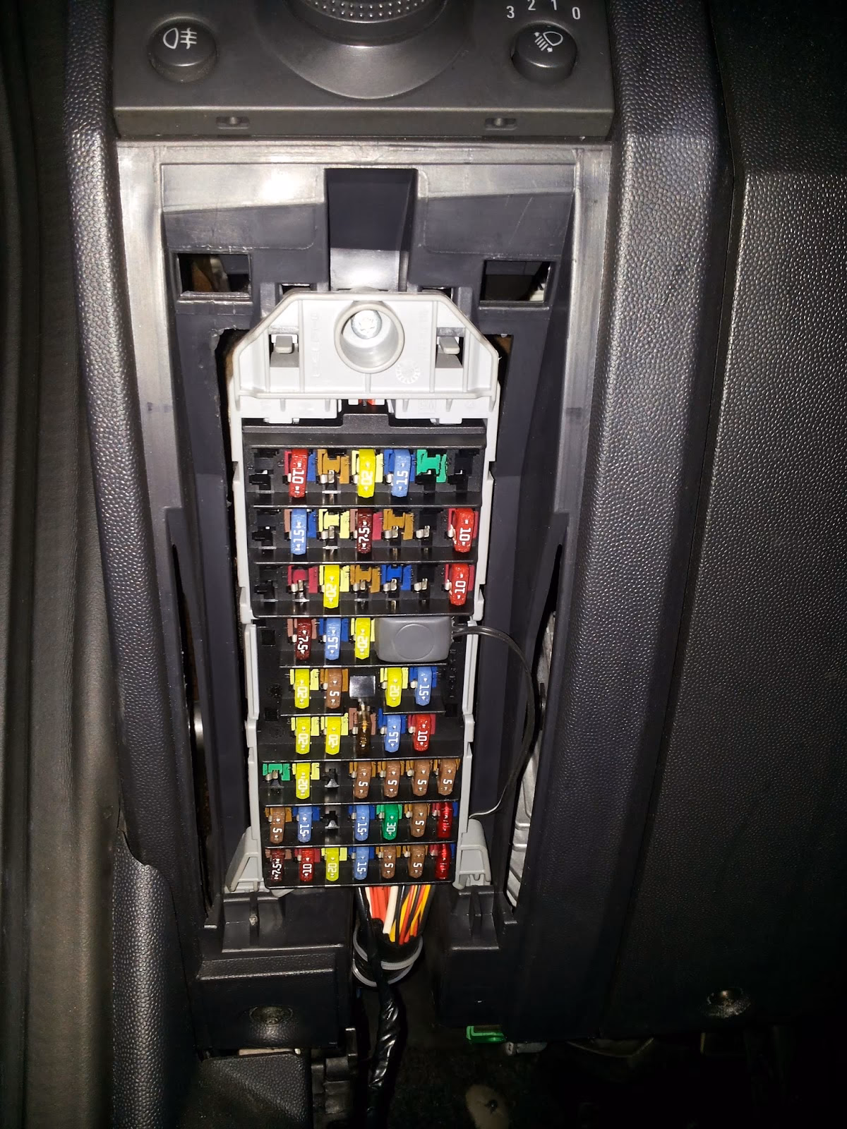 Gdzie znajdują się bezpieczniki w Oplu Meriva?