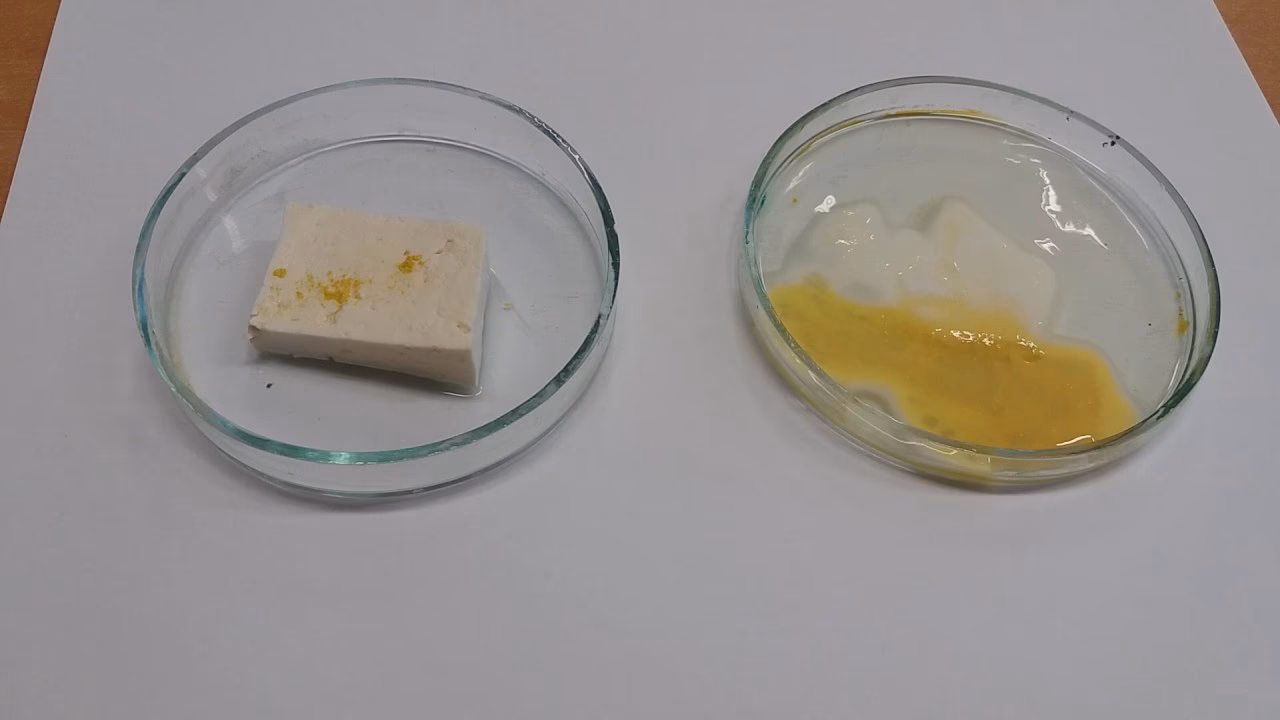 Co robi kwas azotowy z białkiem?