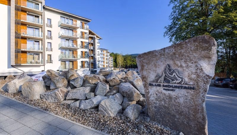 Czy w Blue Mountain można jeździć na nartach nocą?