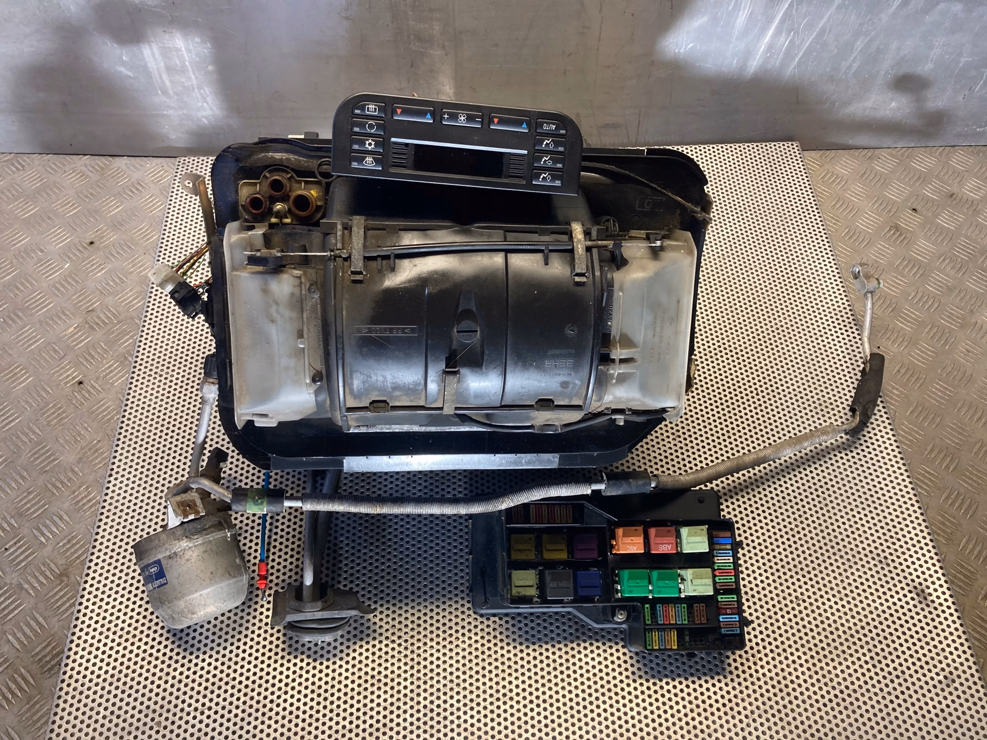 Czy w BMW E36 jest klimatyzacja?