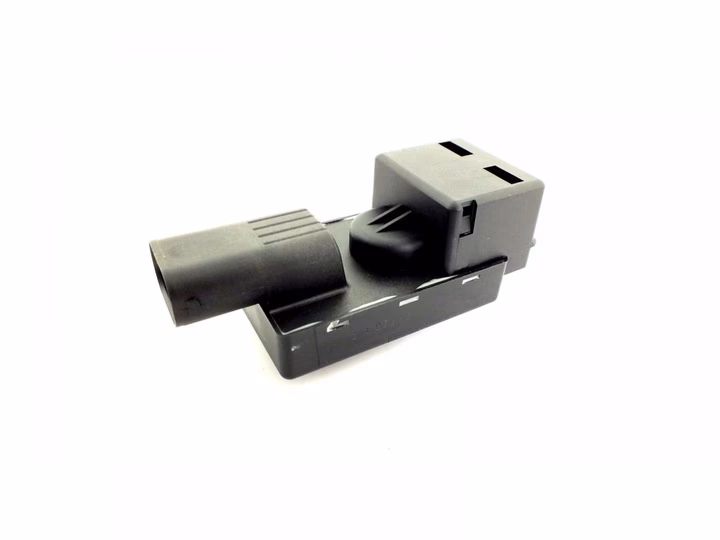 Do czego służy czujnik AUC w BMW?