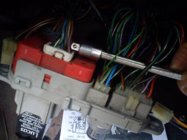 Jak zamknąć tylną szybę Land Rover Freelander?