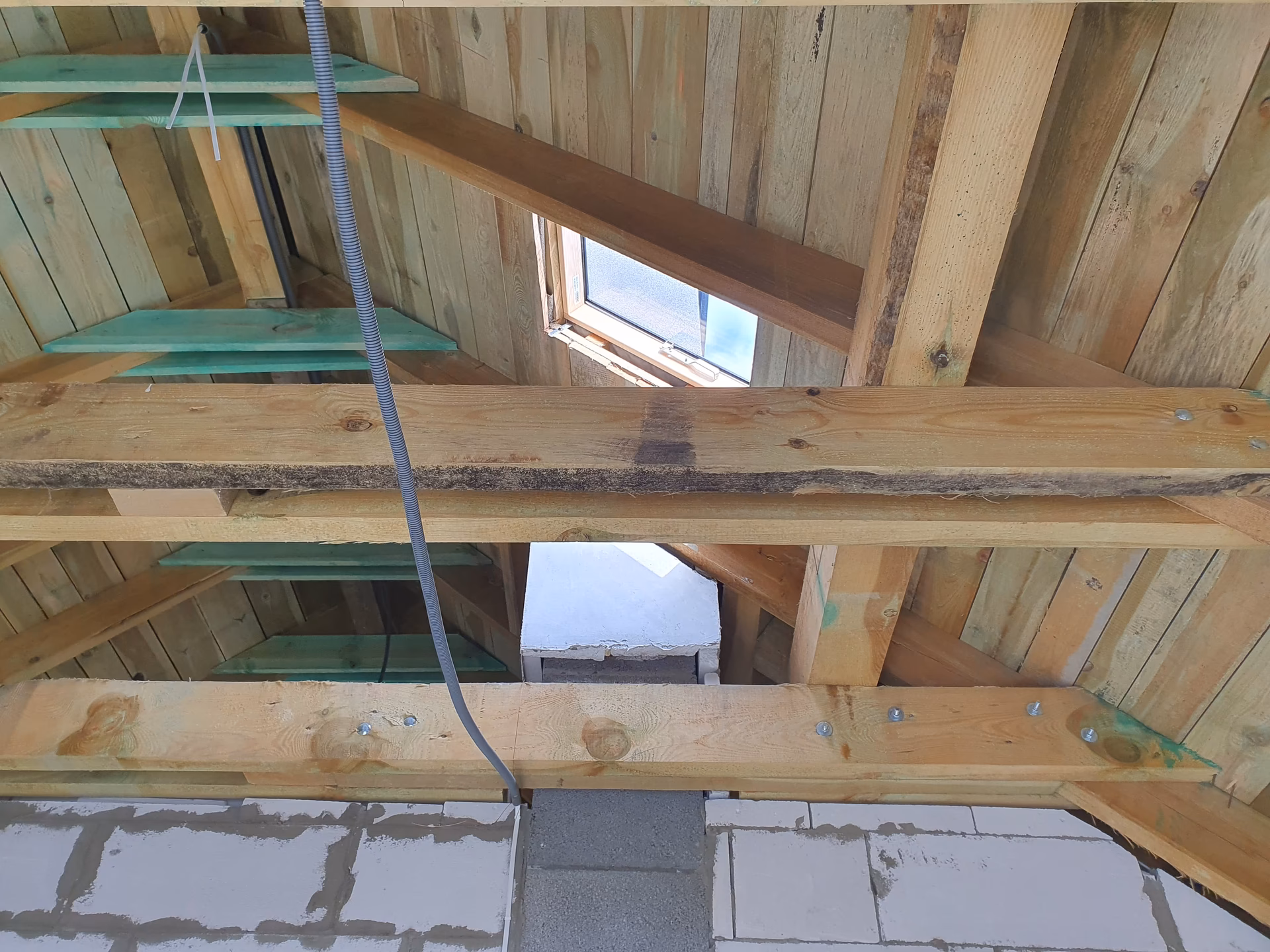 Co zrobić jak woda cieknie z dachu?