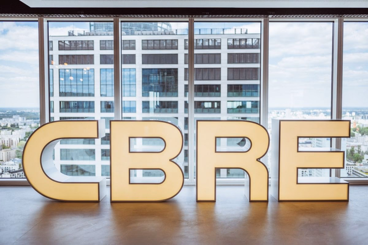 Ile zarabia tech 3 w CBRE?