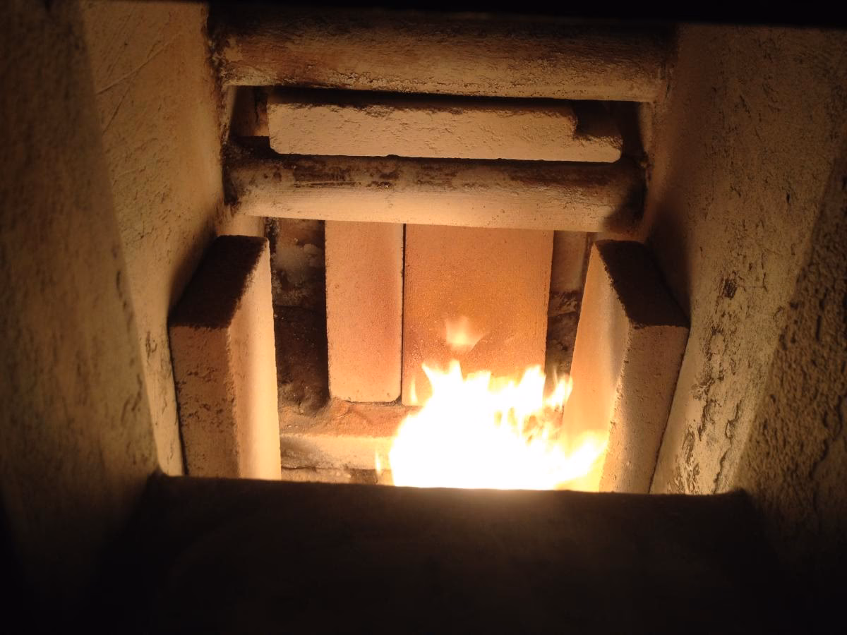 Jak długo utrzymuje ciepło cegła szamotowa?