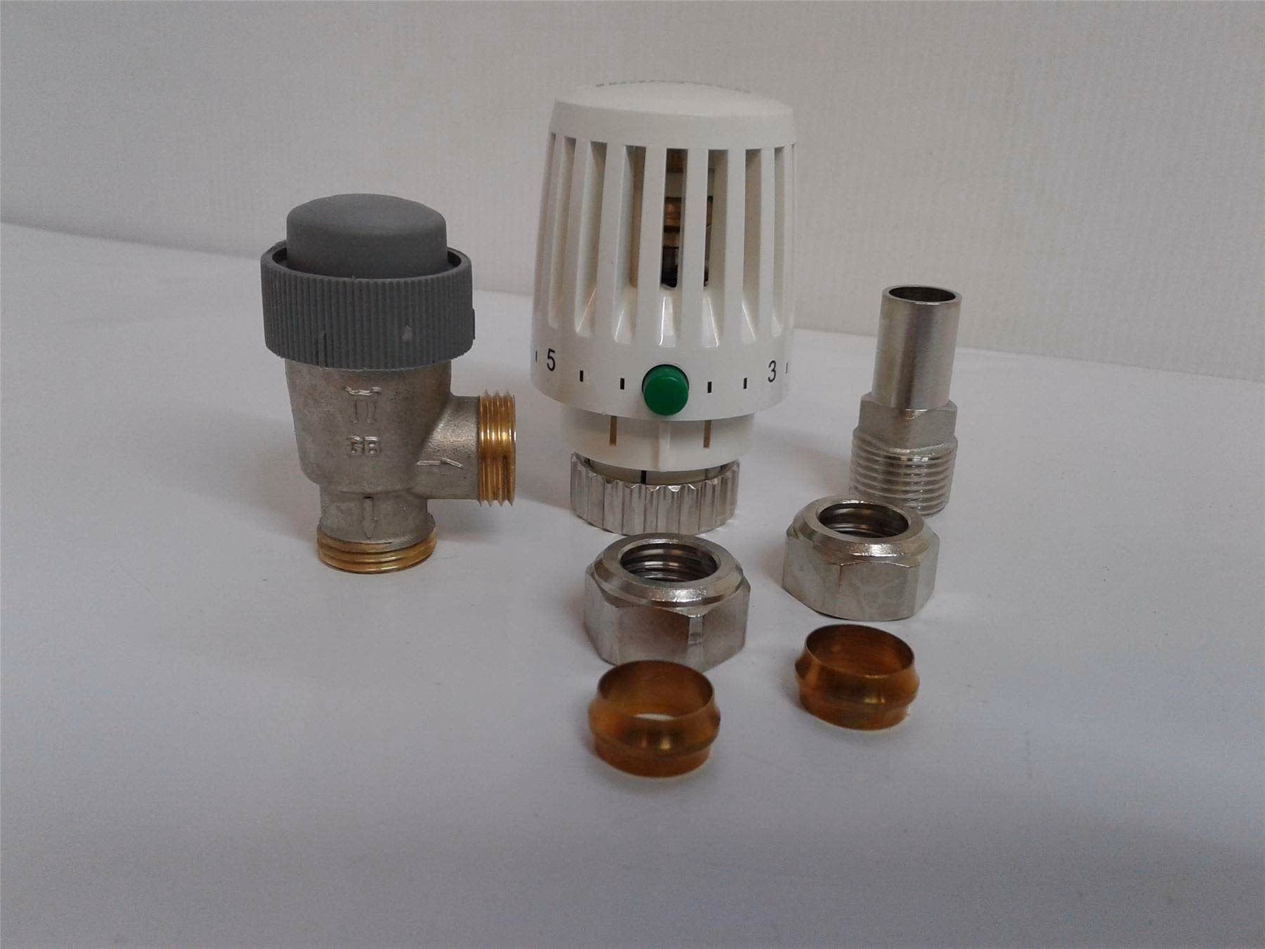 Czy zawór zwrotny montuje się w pionie czy poziomie?