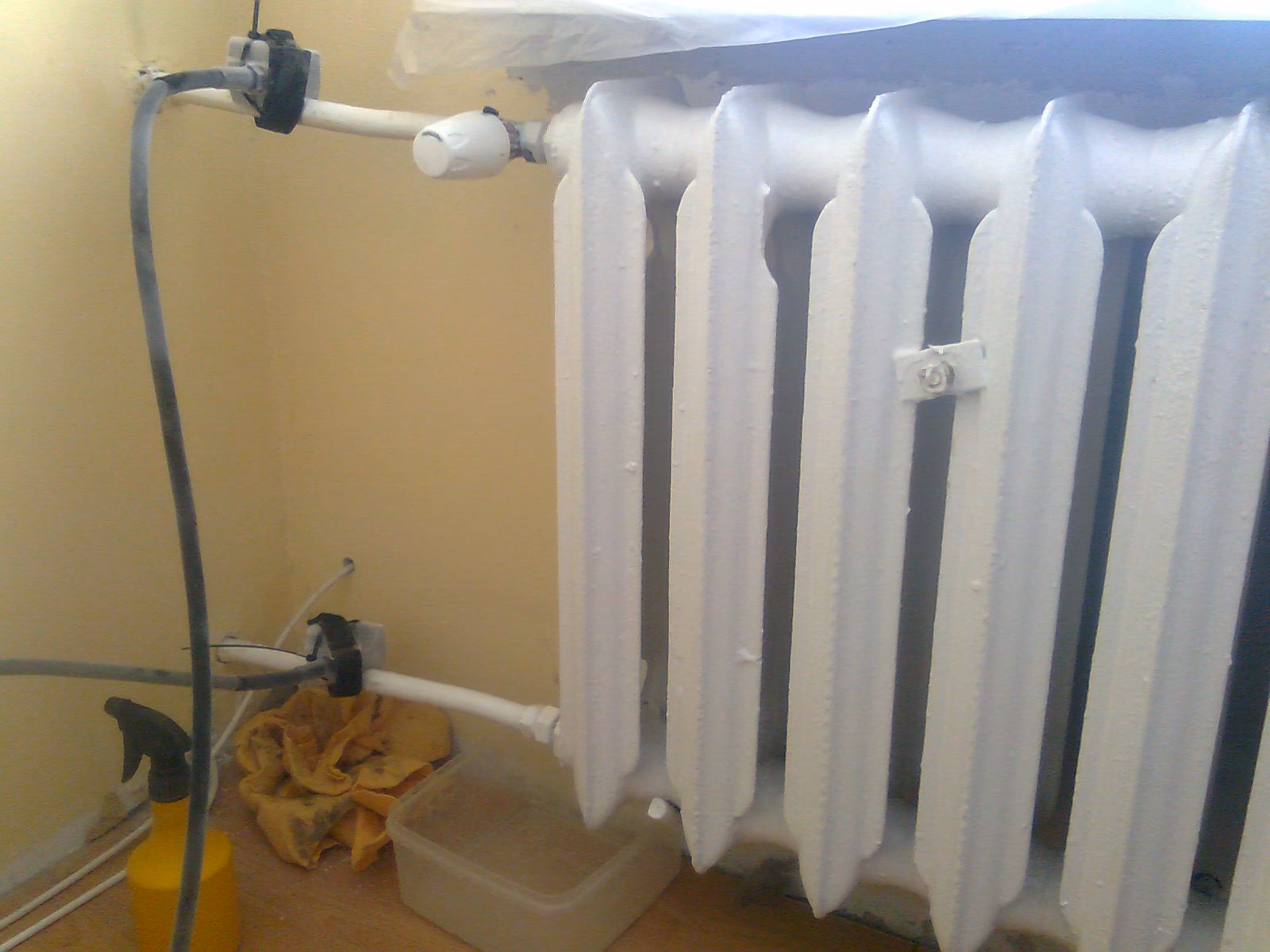 Jak zamrozić rurę od grzejnika?