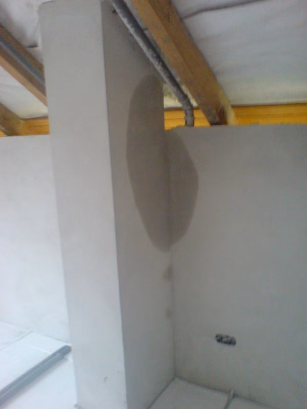 Co robić, gdy cieknie przy kominie?