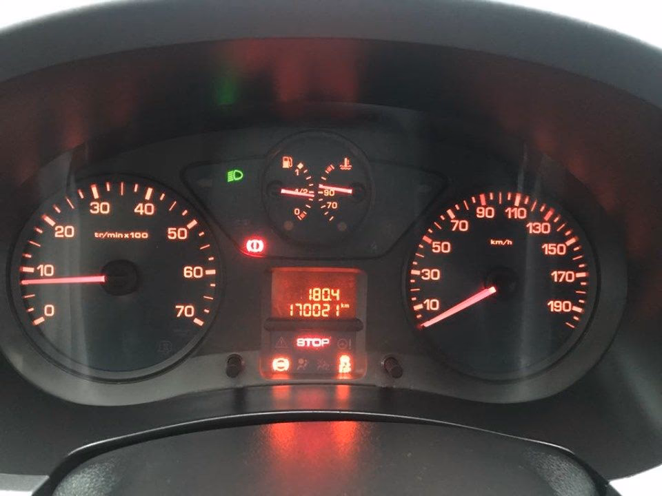 Co oznacza paląca się kontrolka akumulatora?