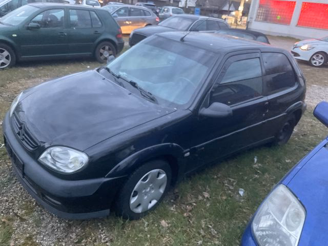 Ile mil na galon przejeżdża Citroen Saxo z 2001 roku?