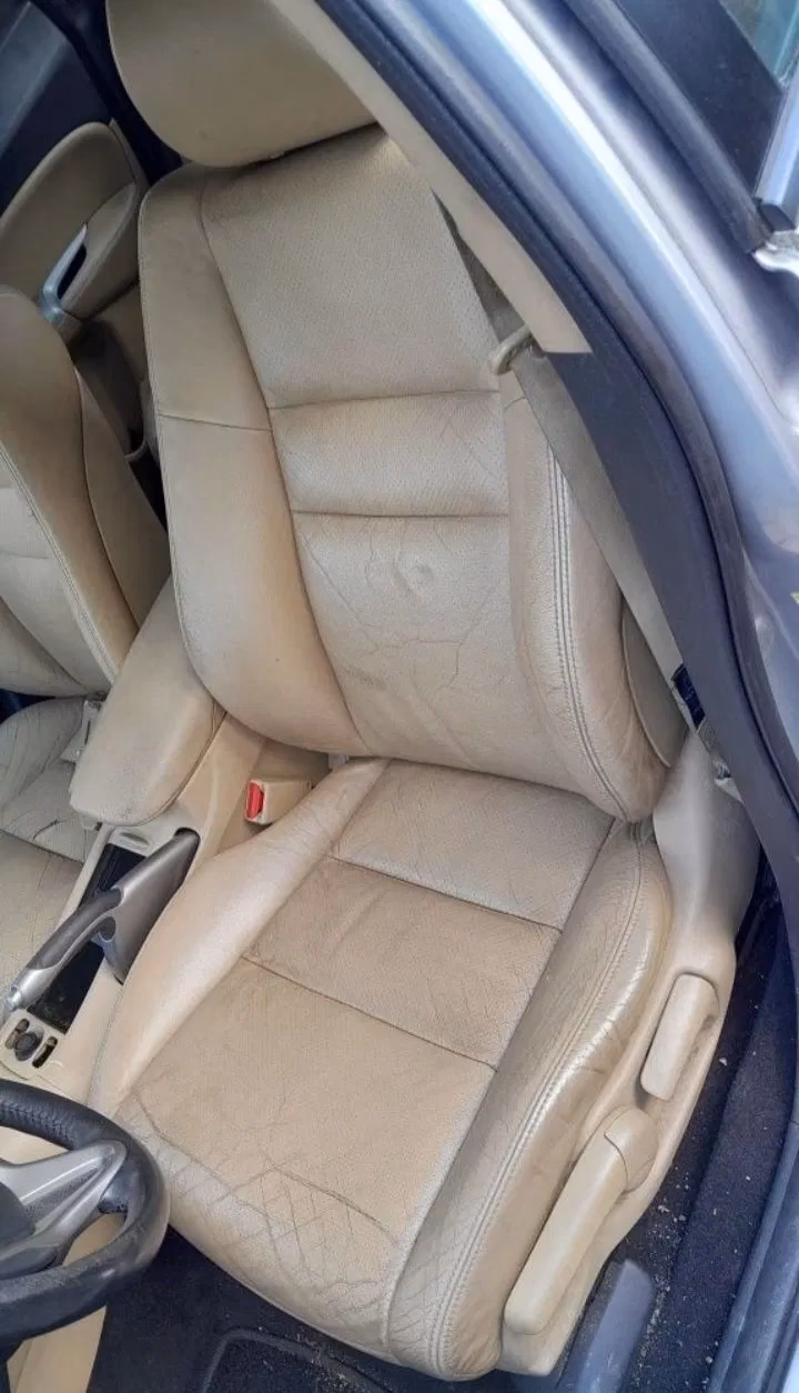 Czy Civic SI ma podgrzewane siedzenia?