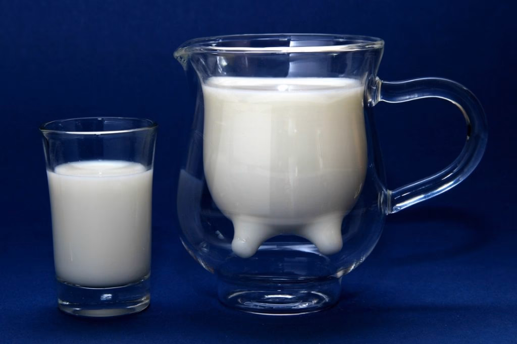 Co daje picie gorącego mleka?