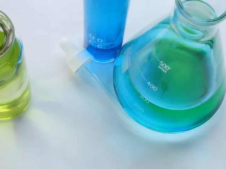 W jakiej temperaturze paruje amoniak?