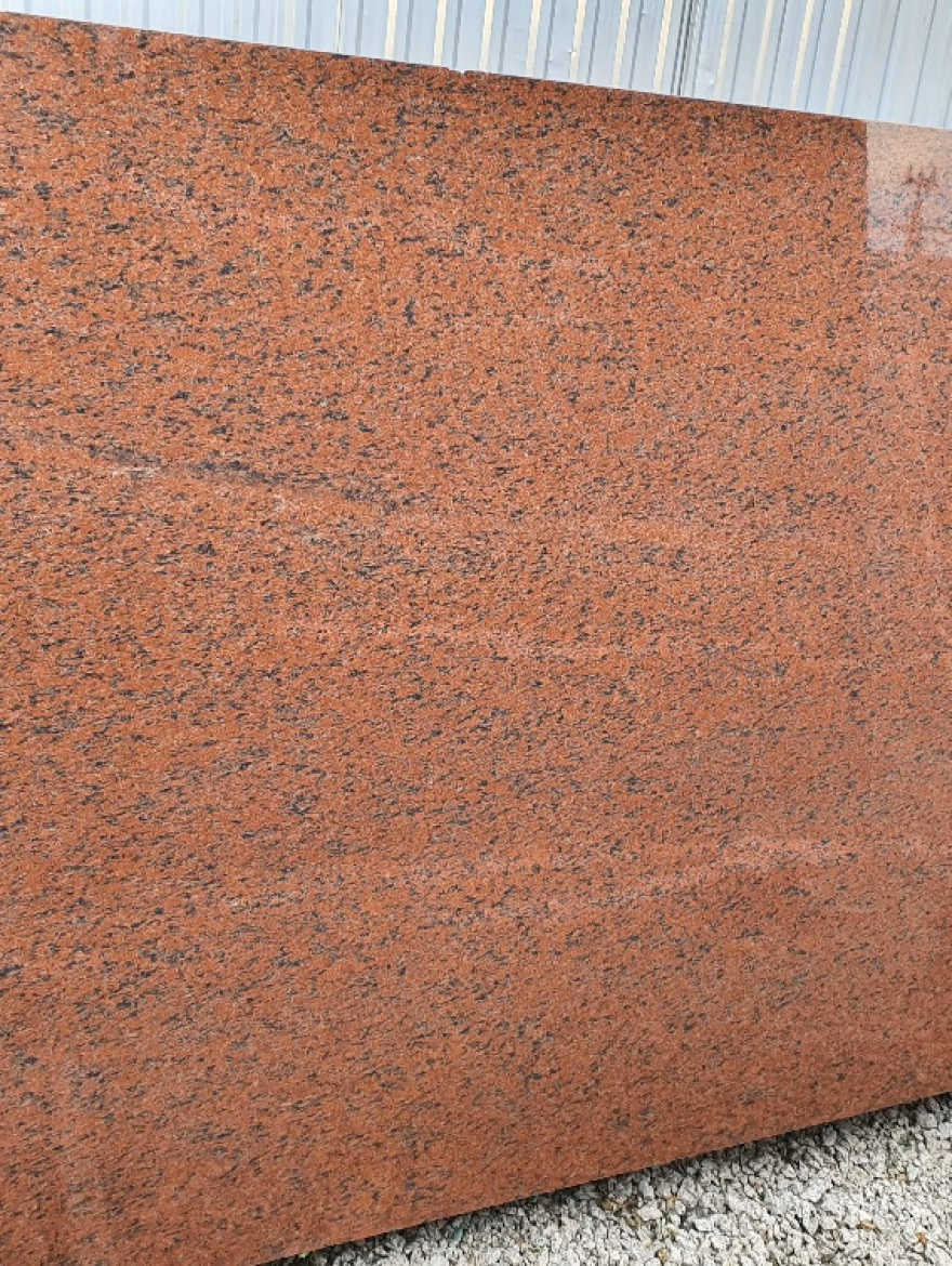 Czy trawertyn nadaje się na podłogę?