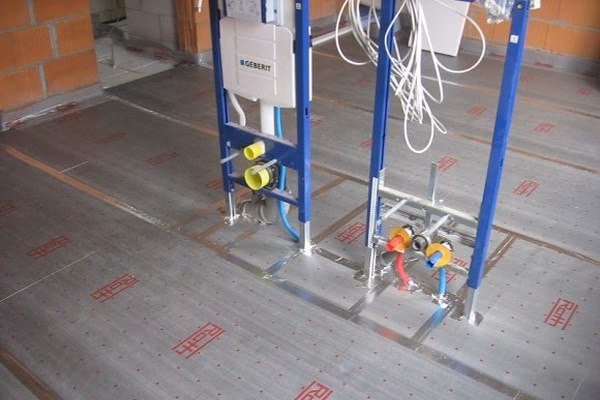 Jak prowadzić przewody pod panelami podłogowymi?