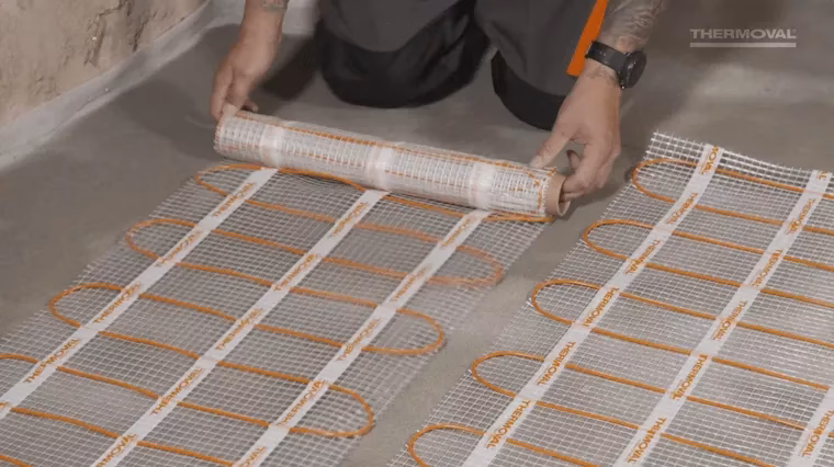 Czy folię grzewczą można kłaść pod płytki?