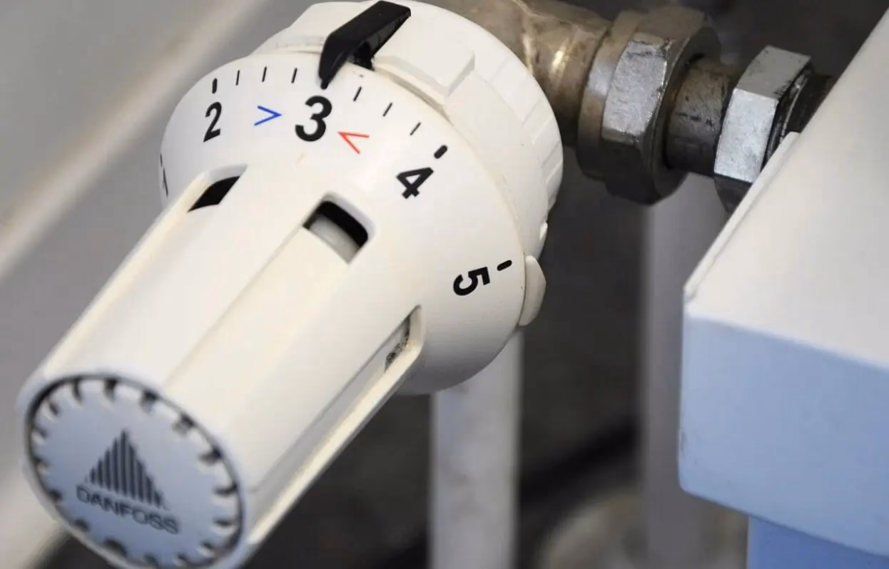 Dlaczego mój termostat ciągle sygnalizuje konieczność ogrzewania?