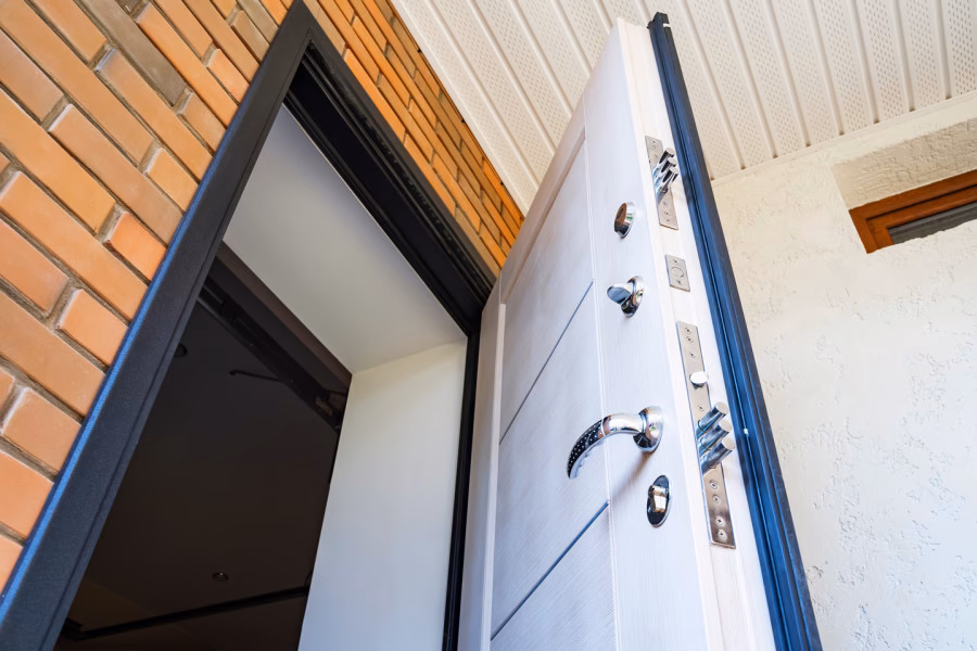 Co zrobić, żeby nie wiało z drzwi?