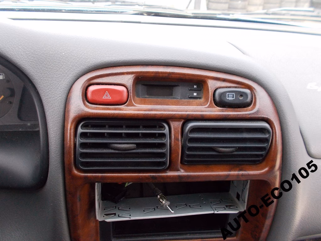 Czy Suzuki Vitara ma podgrzewaną przednią szybę?