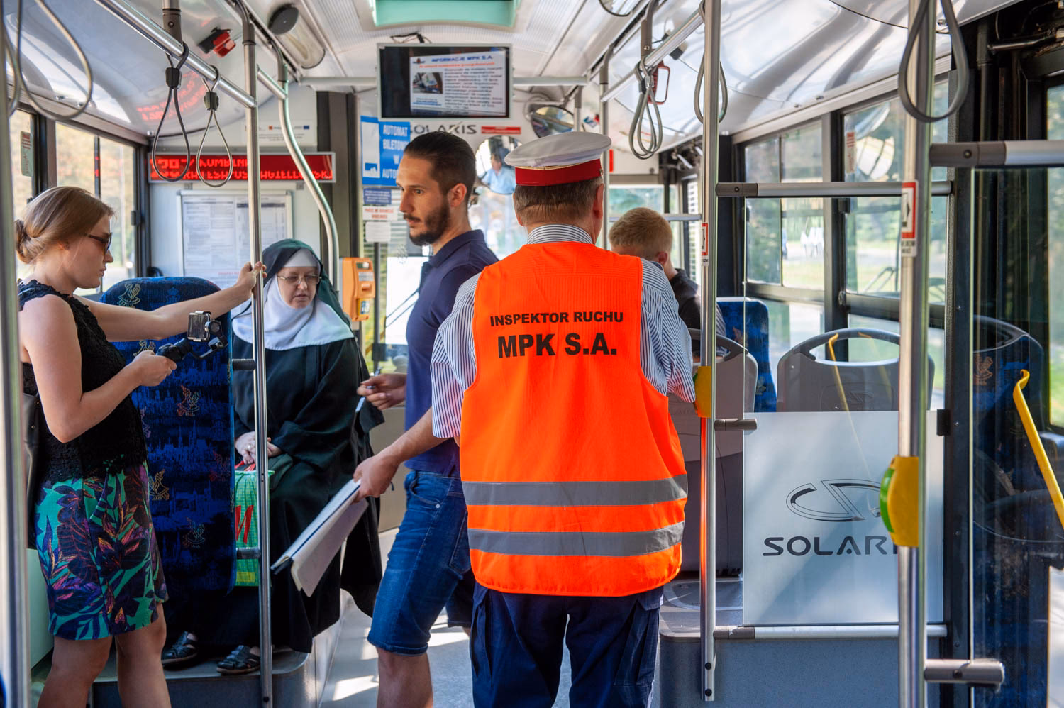 Czy busy tranzytowe mają klimatyzację?