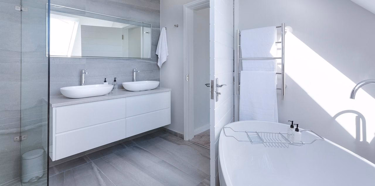 Czy potrzebuję wentylatora w łazience, jeśli mam okno?