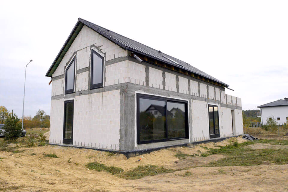 Czy można mieszkać w stanie surowym zamkniętym?