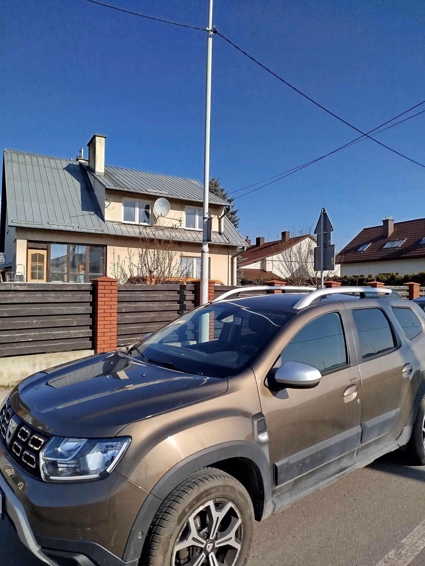 Czy Dacia Duster Prestige ma podgrzewane siedzenia?