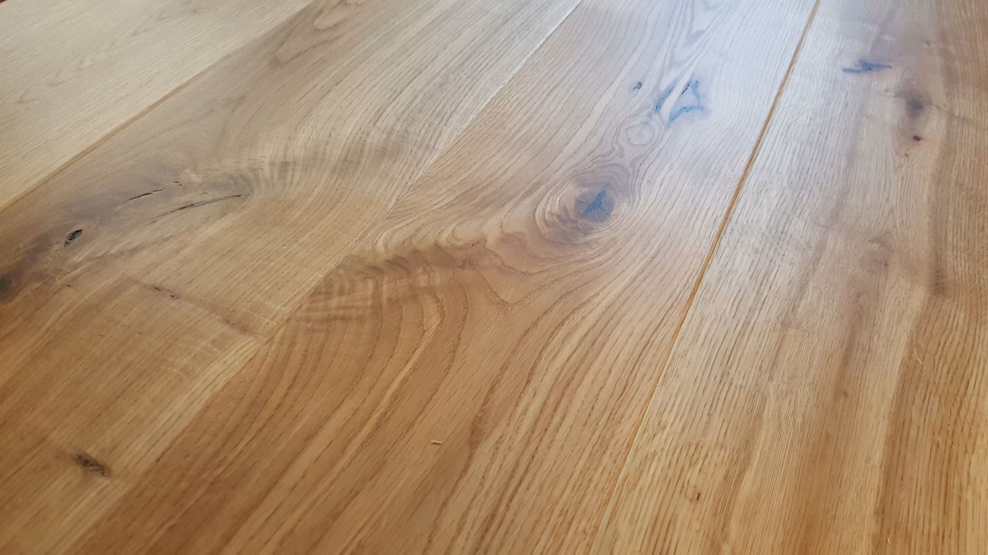 Co oznacza, że deska jest szczotkowana?