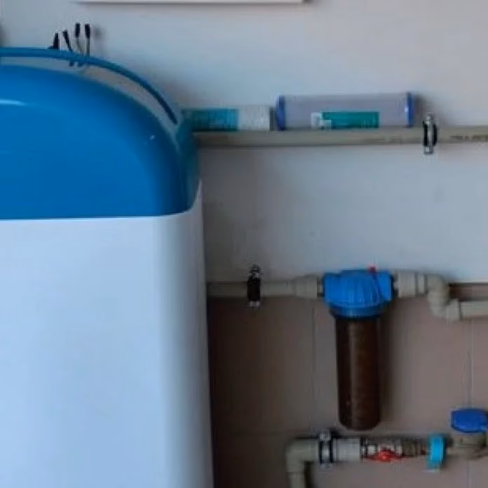 Co powoduje dodanie soli do wody?