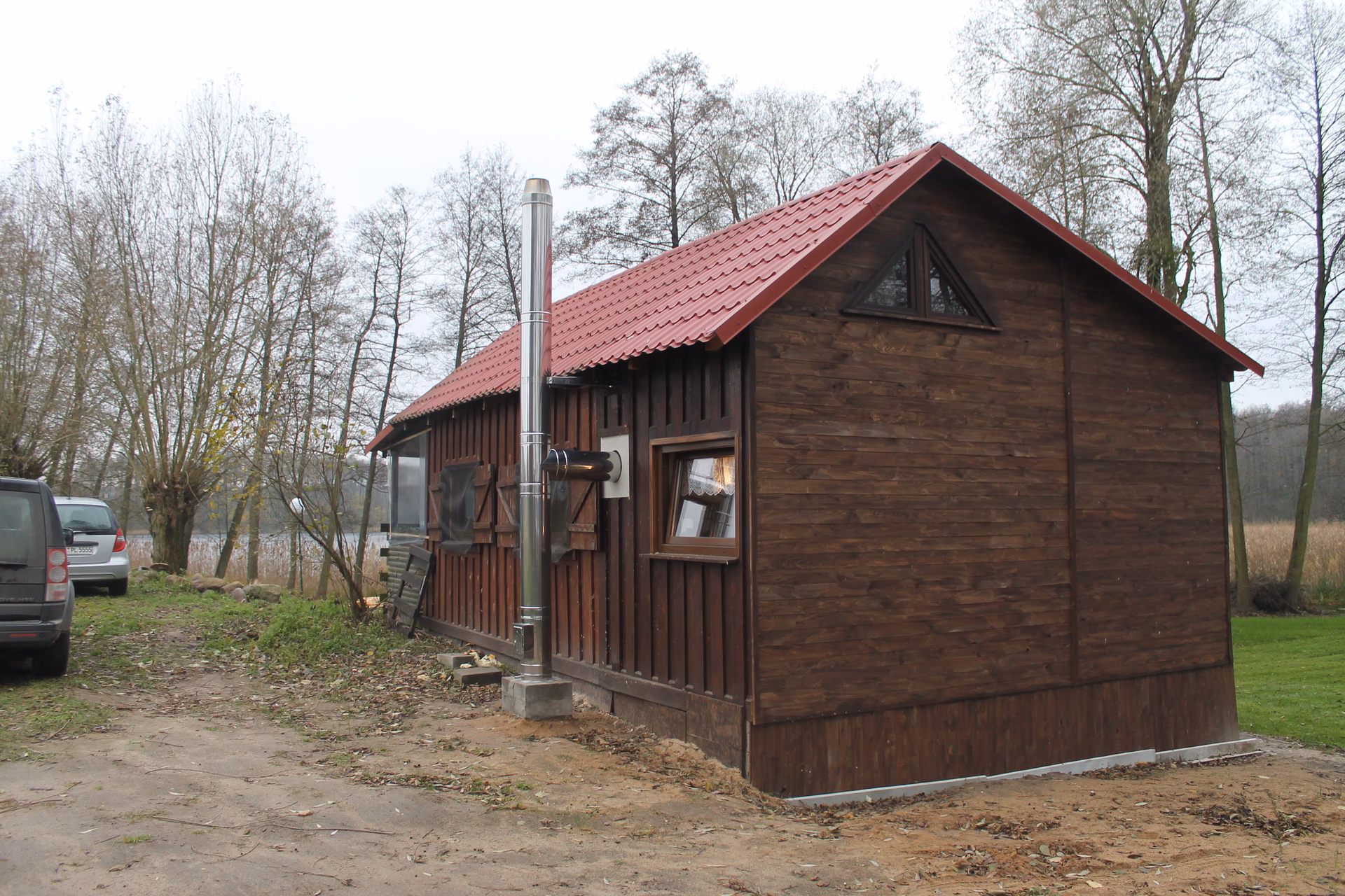 Czy dostawienie komina w domu wymaga pozwolenia na budowę?