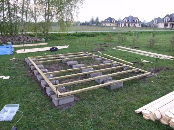 Czym wyłożyć ściany w domku na działce?