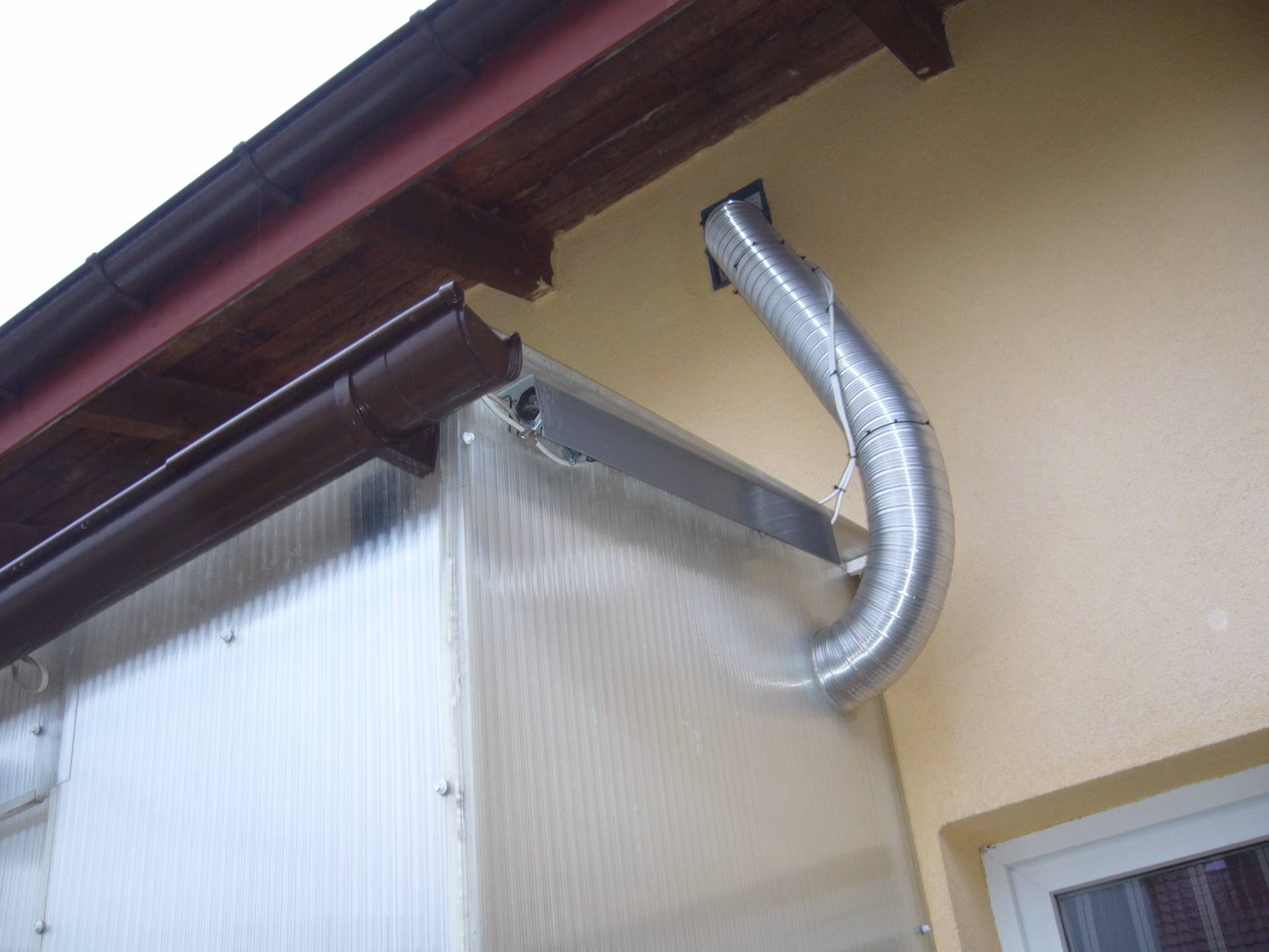 Czy okap pochłania dym papierosowy?