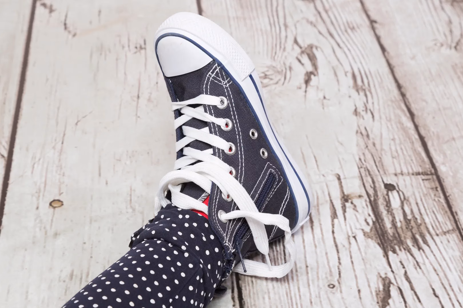 Do czego służą dodatkowe dziurki w butach?