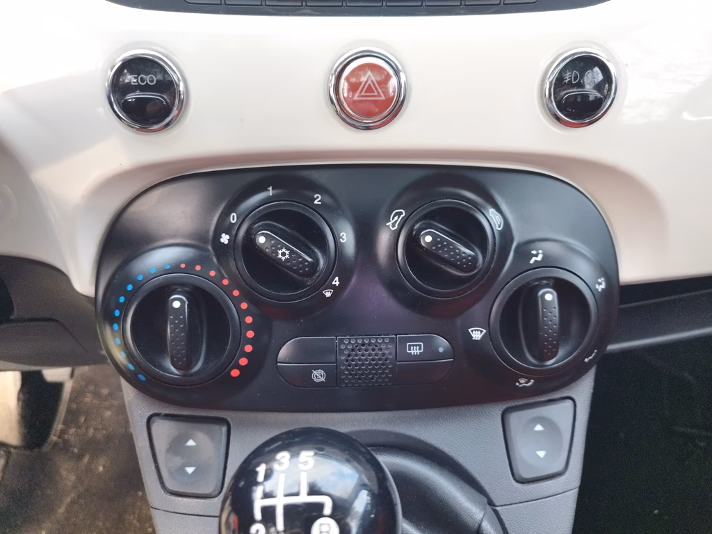 Czy Fiat 500 ma automatyczne światła?