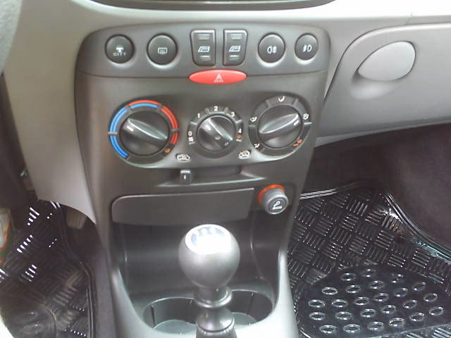 Do czego służy przycisk „city” w Fiacie Punto?